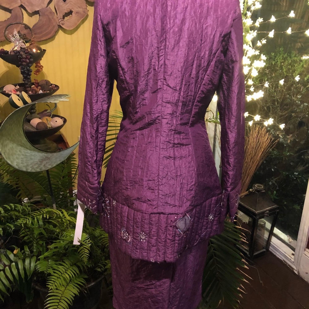 Skirt suit - Picture 6 of 8